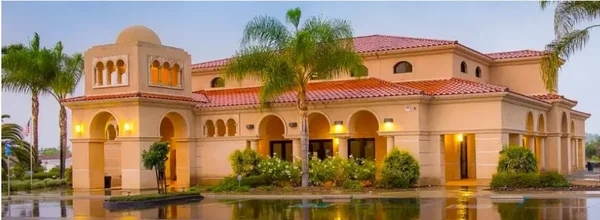 Le Greater San Diego Muslim Community Center, un bâtiment de style méditerranéen à San Diego.