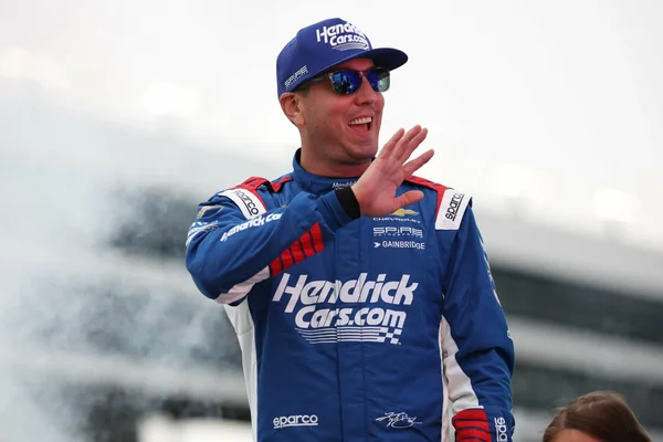 Kyle Busch saluant en tenue HendrickCars.com.