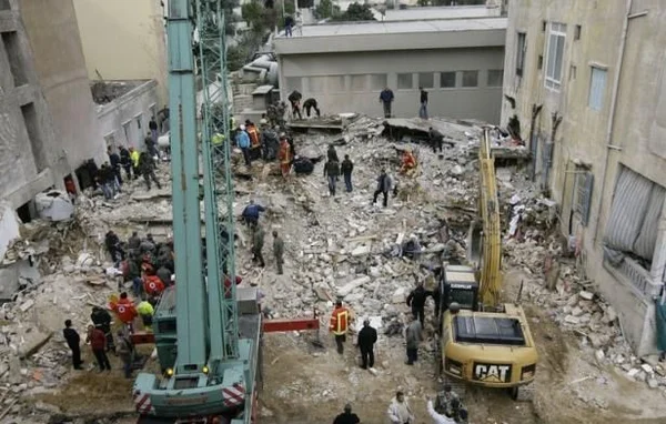 Effondrement d'un immeuble à Beyrouth : les secouristes et engins de chantier sur les lieux.