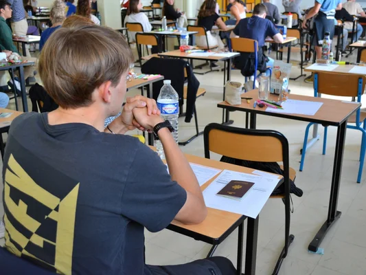 Un candidat au bac pro en salle d'examen, en pleine canicule.