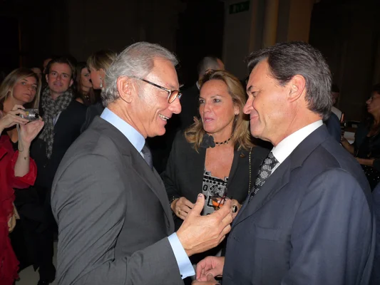 Isak Andic (à gauche), fondateur de Mango, en conversation avec Helena Rakosnik et Artur Mas lors des Mango Fashion Awards à Barcelone, en 2010.