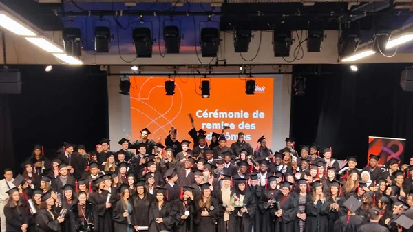 Diplômés de l'UFR MITSIC de l'Université Paris 8 posant sur scène lors de la première cérémonie de remise des diplômes.