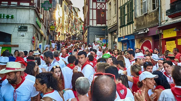 Foule de festayres en rouge et blanc lors des Fêtes de Bayonne en 2006.