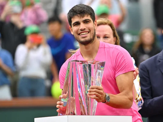 Joueur brandissant le trophée du Masters 1000 d'Indian Wells.