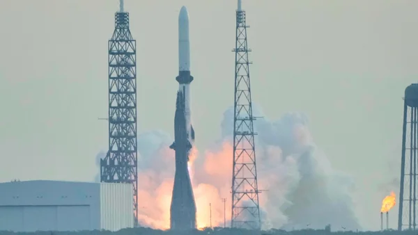 Lancement de la fusée New Glenn de Blue Origin depuis son pas de tir.