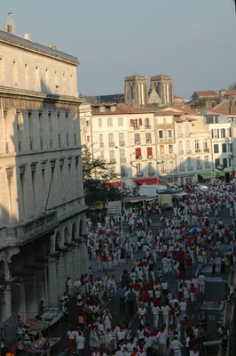 Festayres en fête dans un lieu bondé, avec boissons et ambiance festive.