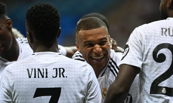 Un joueur du Real Madrid célèbre un but sur la pelouse du stade.