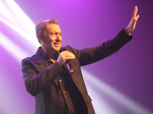 François Feldman en concert à Portes-lès-Valence, juillet 2025.