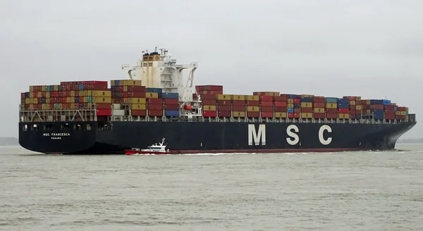 Le porte-conteneurs MSC Francesca, l'un des deux navires saisis par l'Iran, naviguant avec un remorqueur.