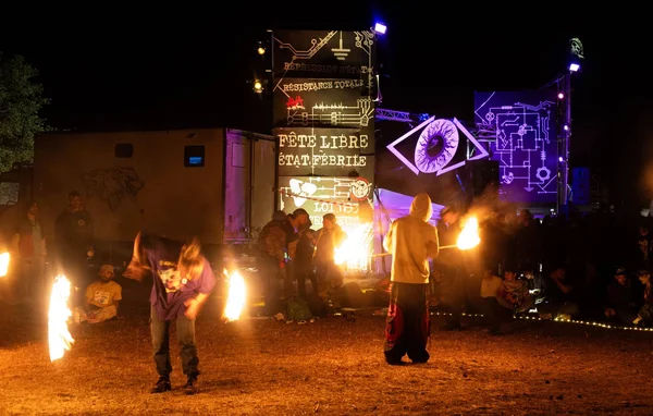 Spectacle de feu et slogans politiques lors de la nuit du Teknival.