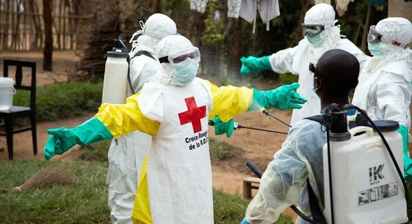 Des équipes de la Croix-Rouge de la RDC désinfectent une zone lors de l'épidémie d'Ebola.