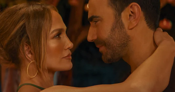Jennifer Lopez et Brett Goldstein dans une scène intimiste du film Office Romance.
