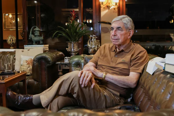 Oscar Arias, prix Nobel de la paix, dans un cadre privé.
