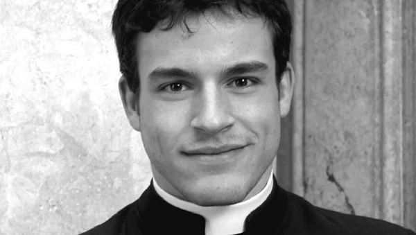 Portrait d'un prêtre en col romain issu du calendrier des « prêtres sexy ».