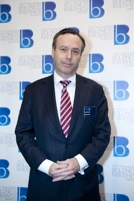 Lionel Barber aux FT ArcelorMittal Boldness in Business Awards, en costume rayé.