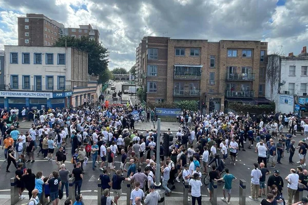 Supporters de Tottenham manifestant contre la hausse des prix des billets devant le Tottenham Health Centre.