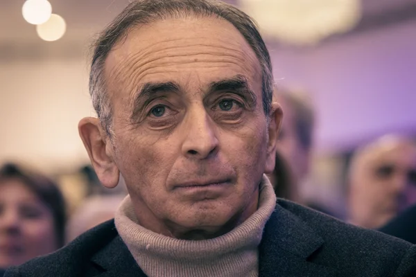 Lionel Jospin en portrait, col roulé beige et veste sombre.