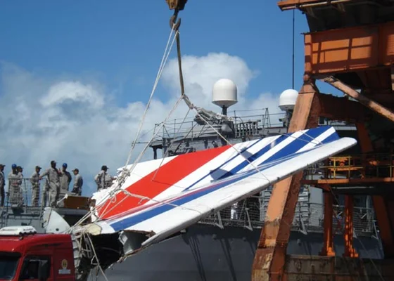 Aile du vol Rio-Paris hissée à bord d'un navire militaire lors des opérations de récupération.
