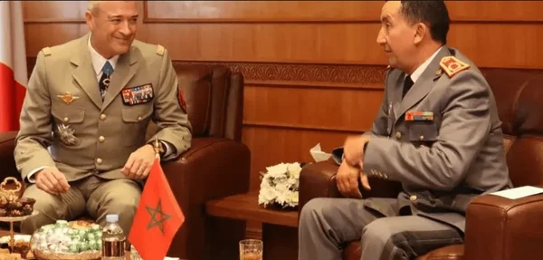Renforcement de la coopération en défense entre le Maroc et la France : deux officiers en discussion.