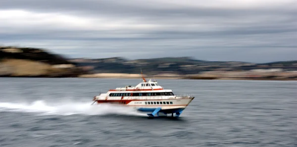 Hydroptère rapide blanc et orange, représentant la future navette Cors'Express entre Bastia et l'Italie.