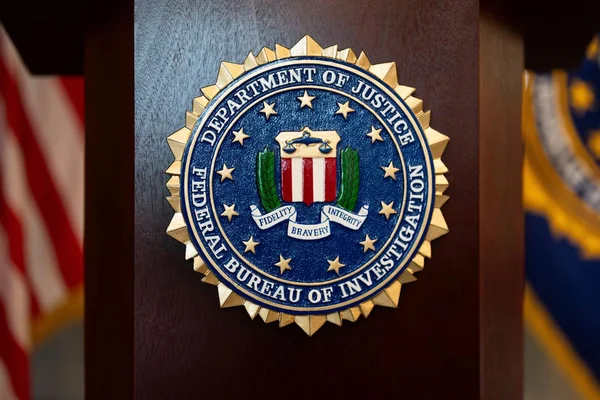 Sceau officiel du FBI exposé dans un bureau, symbole de l'agence fédérale américaine