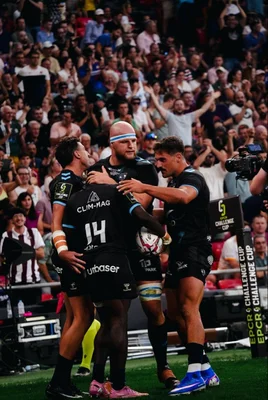 Joueurs de Montpellier Hérault Rugby célébrant sur le terrain.
