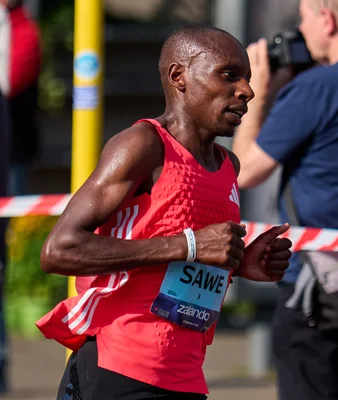 Sabastian Sawe durant une épreuve de course à pied.