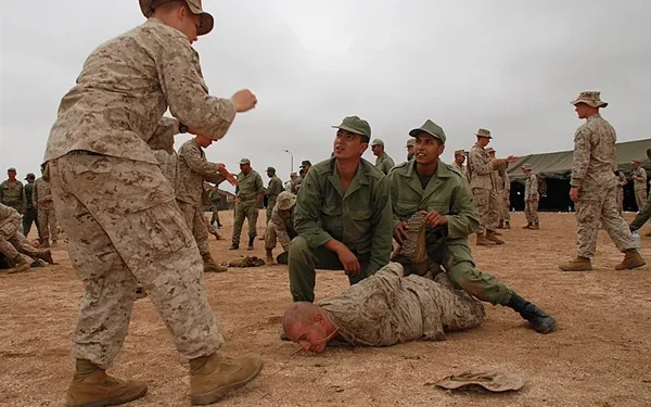 Exercice militaire conjoint américano-marocain, montrant une simulation de blessé au sol.