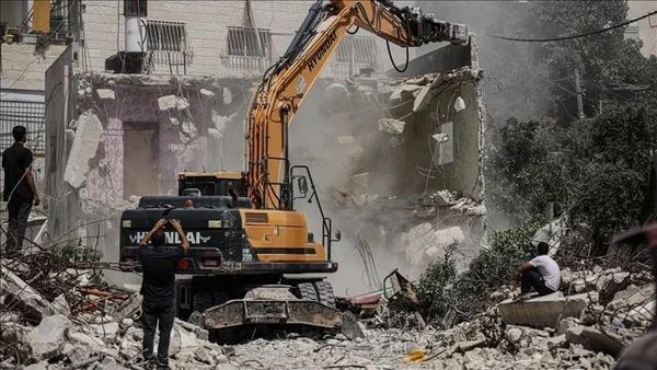 Démolition d'une maison et d'un établissement industriel par l'occupation israélienne à Silwan et Al-Jib, Jérusalem.