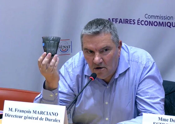 François Marciano, directeur général de Duralex, présentant un verre lors d'une audition.