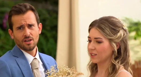 Antoine et Mélanie, l'air préoccupé, lors de leur mariage.