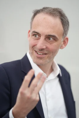 Raphaël Glucksmann au Congrès du PSE le 3 mars 2024.