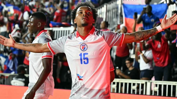 Joueur haïtien célébrant sur la pelouse lors d'un match de la Coupe du monde 2026.
