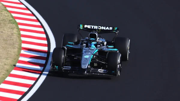 George Russell en piste lors des essais libres 2 du Grand Prix du Japon 2025, au volant de sa Mercedes.