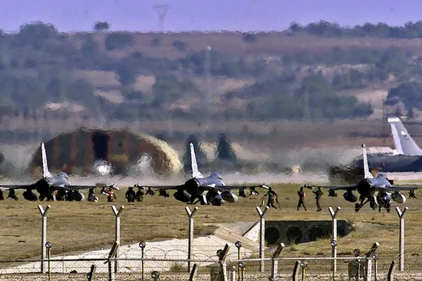 Avions de chasse américains sur une base aérienne utilisée pour des frappes en Syrie.
