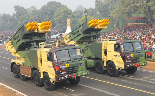 Deux systèmes Pinaka lors d'une parade militaire en Inde.