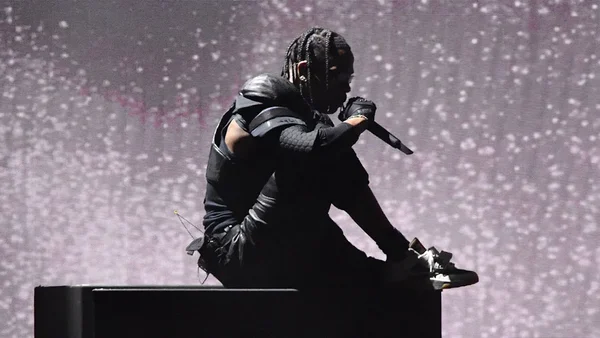 Travis Scott lors de sa performance aux Grammy Awards 2024.