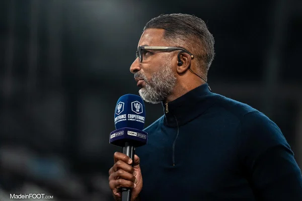 Habib Beye s'exprimant avec un micro de la Coupe de France.