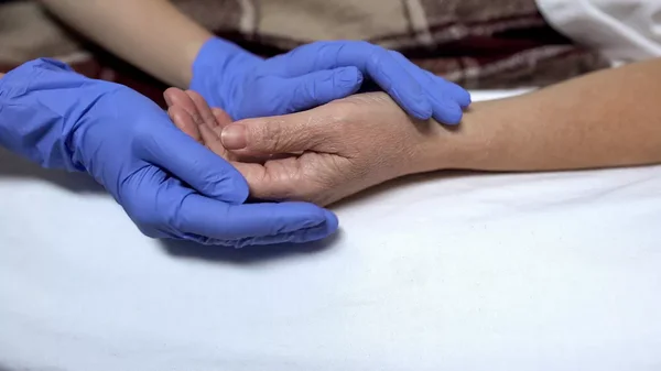 Soins médicaux prodigués à une personne âgée, symbolisant la pratique de l'euthanasie aux Pays-Bas.