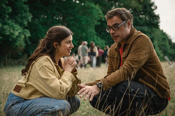 Nicola Walker et Jemaine Clement dans une scène en extérieur de « Alice et Steve ».