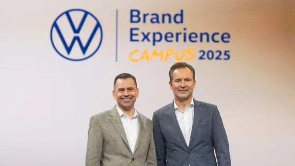 Martin Sander (à droite) avec un collègue lors du Brand Experience CAMPUS 2025.