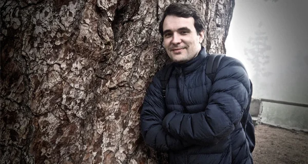 Christophe Gleizes, journaliste français détenu en Algérie, photographié en extérieur.