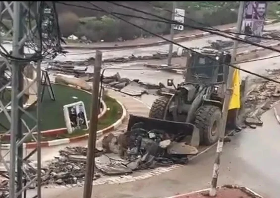 Engin de chantier déblayant les décombres après une destruction à Al-Yamoun.