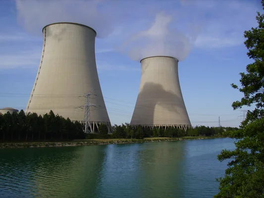 Les tours de refroidissement de la centrale nucléaire de Nogent-sur-Seine rejettent de la vapeur par ciel bleu.