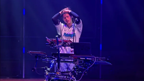 Miki lors d'un concert à Paris en 2025, entouré de ses instruments.