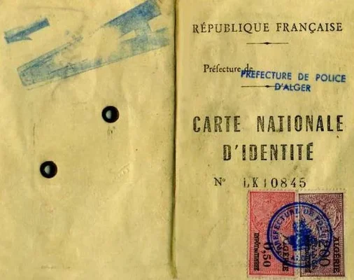 Carte nationale d'identité française émise par la Préfecture de police d'Alger, sur papier vieilli et tamponnée.