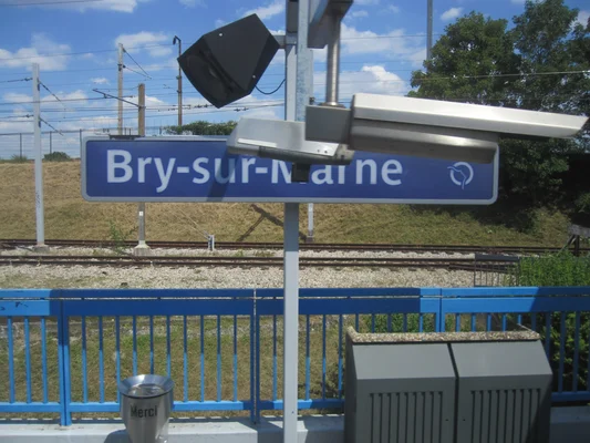 Panneau de la gare de Bry-sur-Marne sur la ligne RER A, illustrant une station typique de la ligne