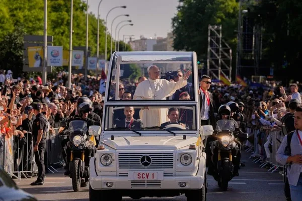 Le pape Léon XIV dans la papamobile, saluant les fidèles massés dans les rues de Madrid.