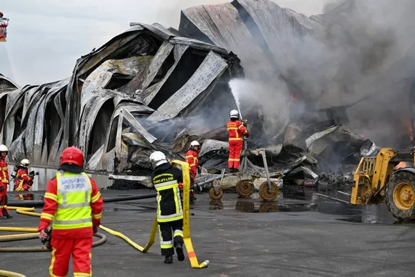 L'usine Belsia produisant les chips de McFly et Carlito détruite par les flammes.