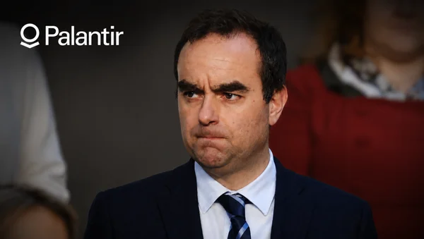 Portrait d’un cadre de Palantir, avec le logo de l’entreprise superposé.